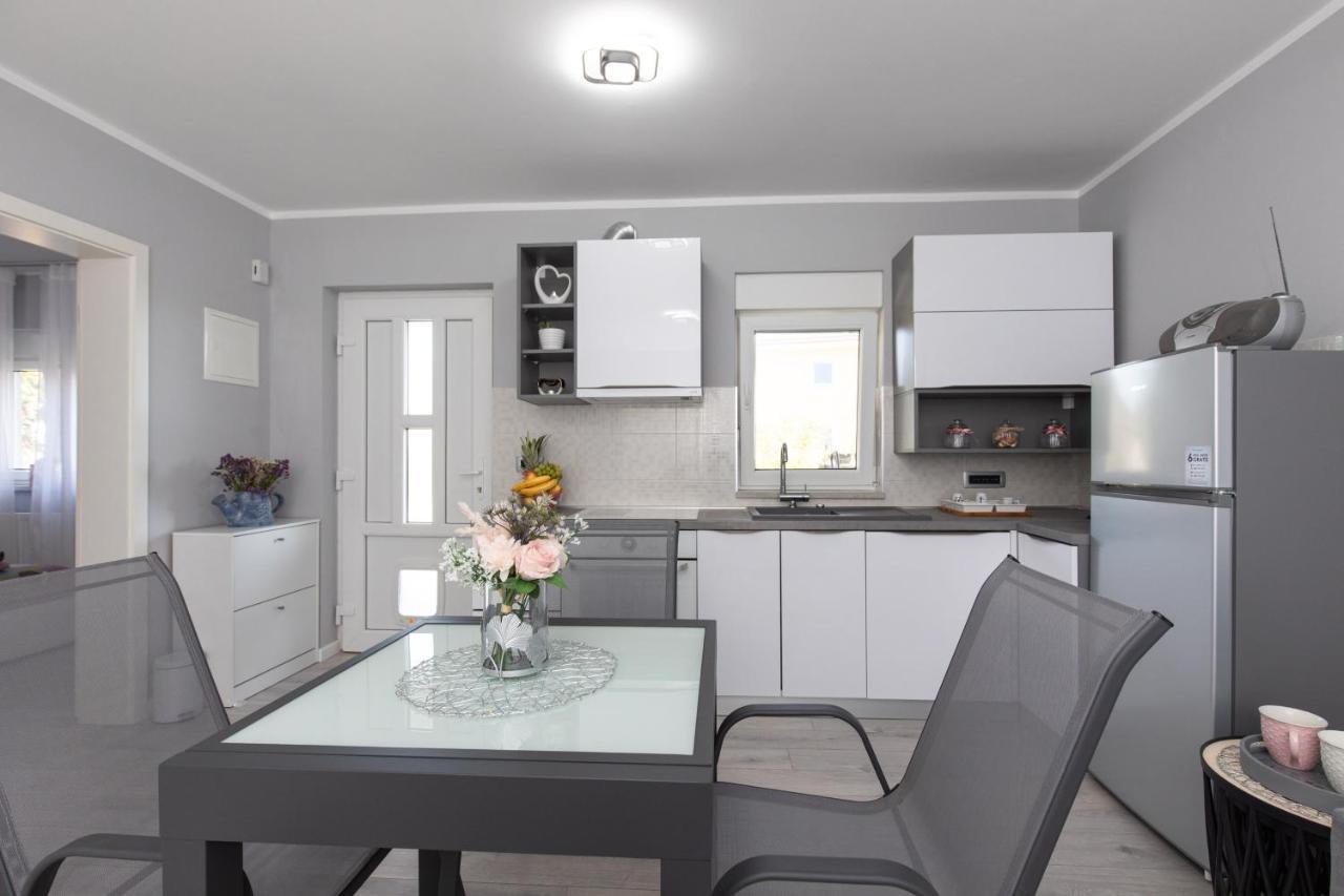 Apartment Odore Di Mare With Beautiful Garden Krk Town Exterior foto
